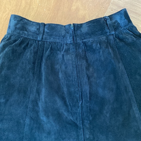 Vintage 70’s high waisted, black suede midi skirt. 29” waist (US 8). As new. - Picture 5 of 8